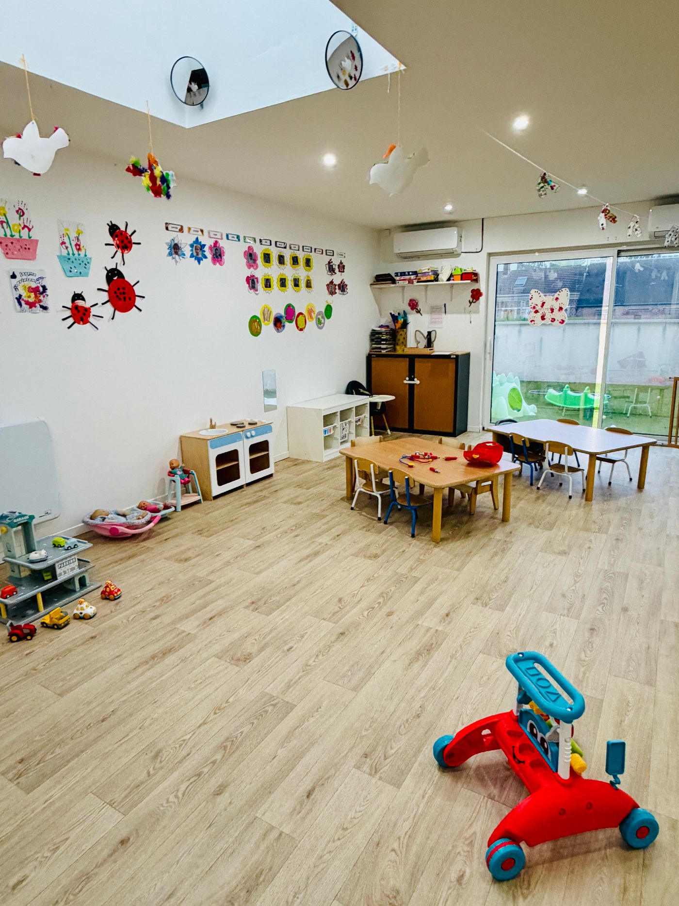 Grande salle de jeux lumineuse de la micro-crèche Les Enfants d'Héra