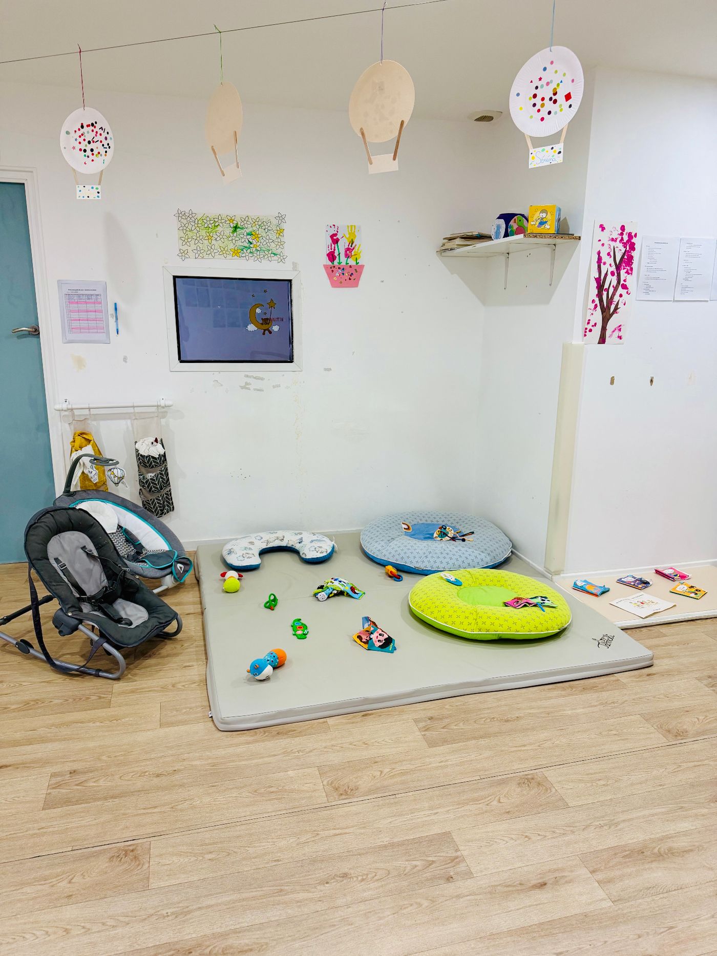 Coin bébé avec tapis d'éveil et espace calme de la micro-crèche