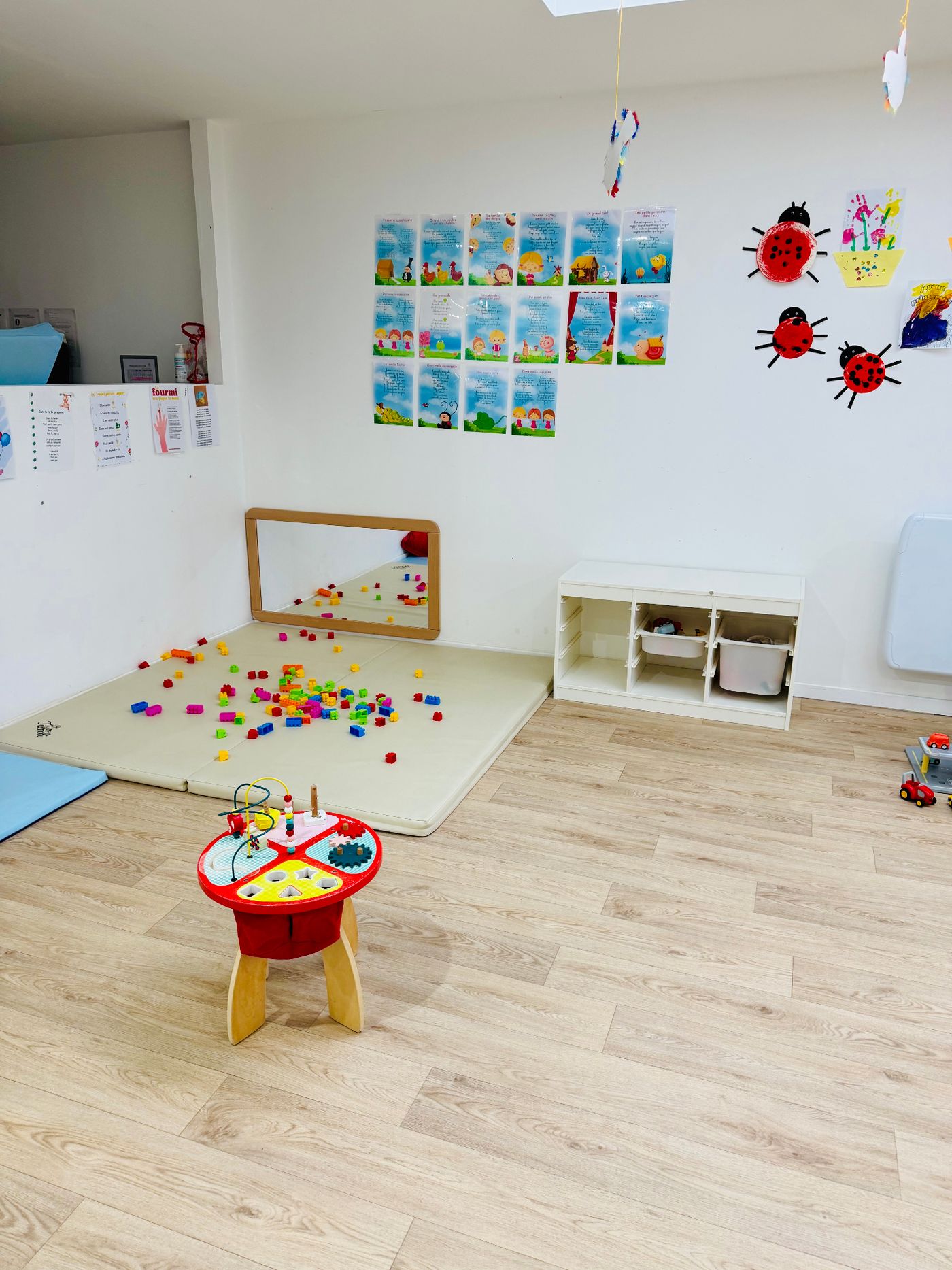 Espace motricité et jeux libres dans la micro-crèche