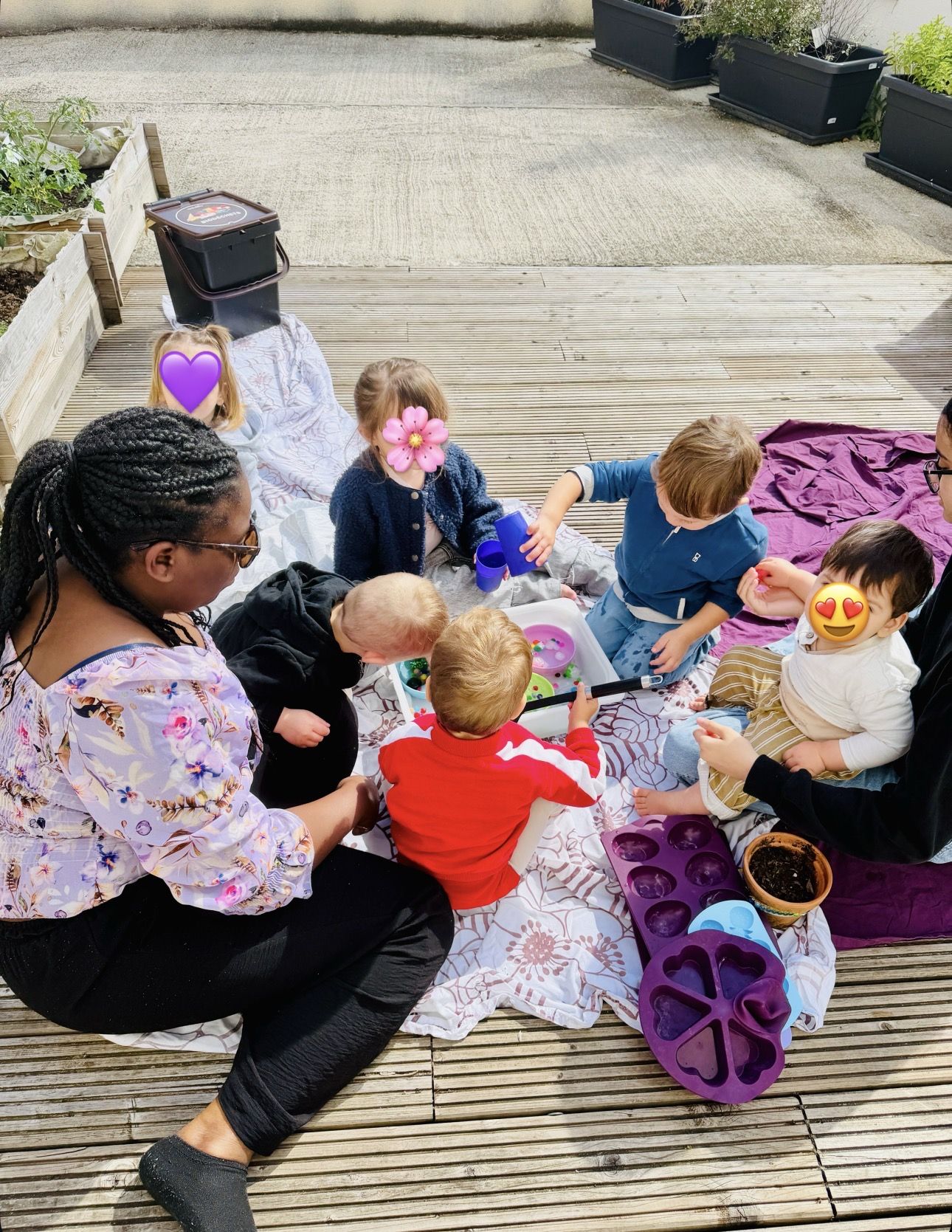 Activité en extérieur encadrée avec les enfants de la micro-crèche